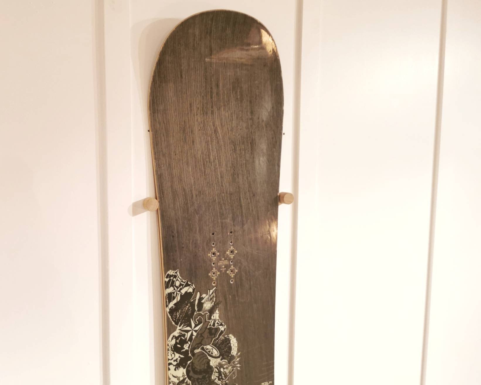 Floating Snowboard Holder Wall Mount / minimalist simple guitar rack