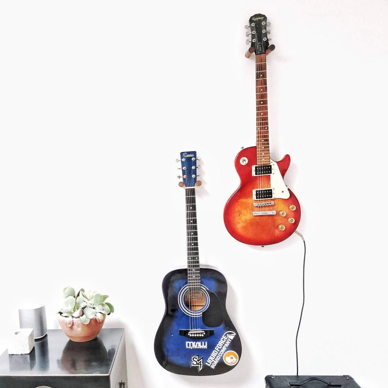 Floating Guitar Holder Wall Mount WALNUT / minimalist simple guitar rack