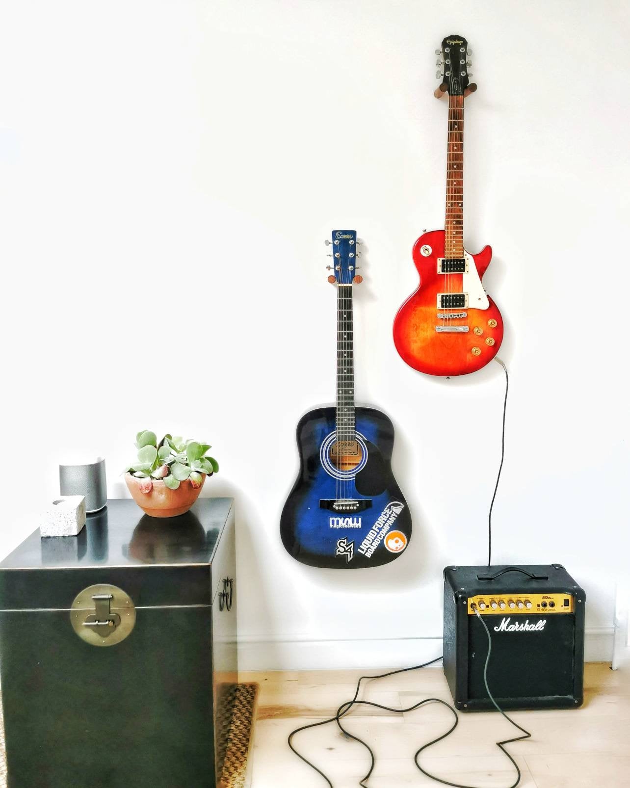 WALNUT Floating Guitar Holder Wall Mount / minimalist simple guitar rack